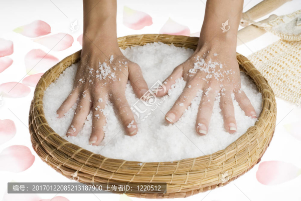 用鹽擦洗雙手