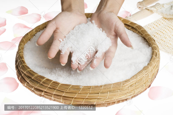 用鹽擦洗雙手