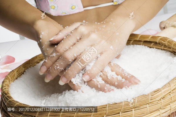 用鹽擦洗雙手