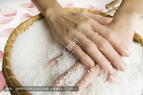 用鹽擦洗雙手