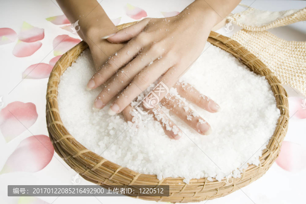 用鹽擦洗雙手