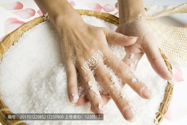 用鹽擦洗雙手