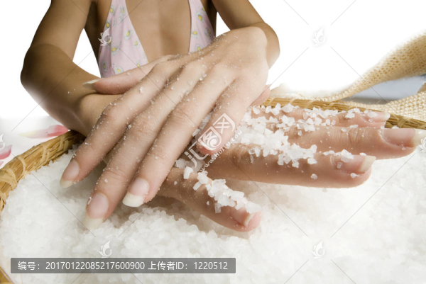 用鹽擦洗雙手