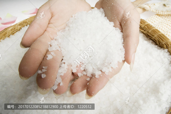 用鹽擦洗雙手