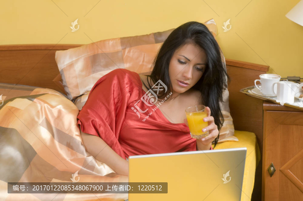 電腦和橙汁