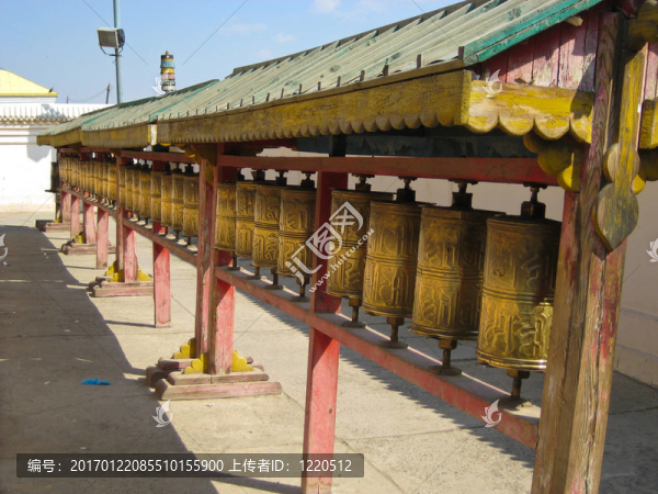 米爾斯在甘丹寺寺院祈禱