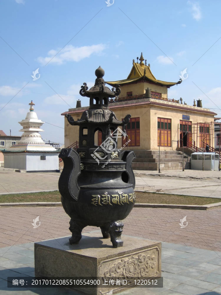 甕在甘丹寺寺在烏蘭巴托；蒙古