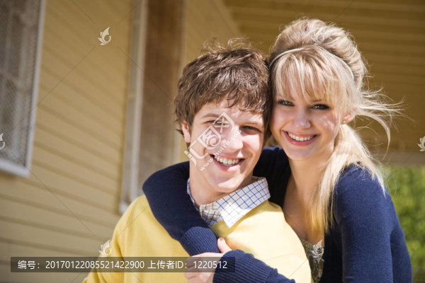 在房子前面的白人夫婦