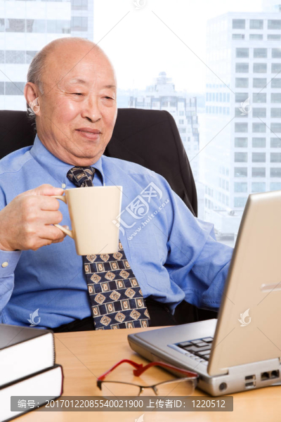 工作高級亞洲商人