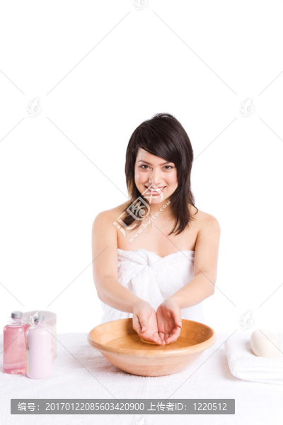 美麗的亞洲女孩洗臉