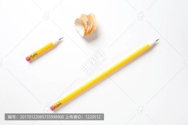 長而短的鉛筆在紋理的白紙上