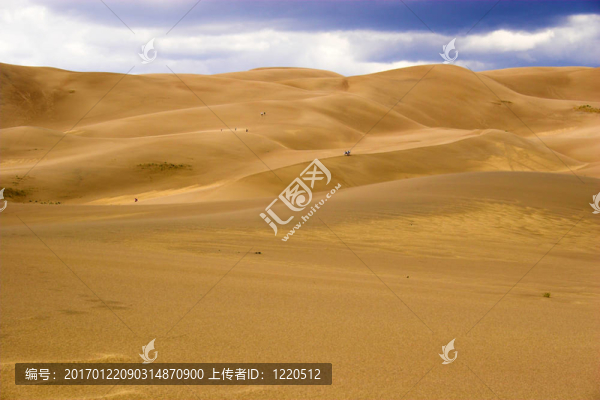 人們?cè)谏城鹕闲凶? title=