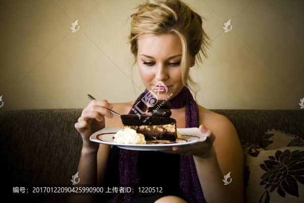 年輕的女人喝咖啡