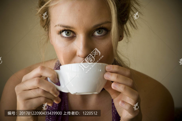 年輕的女人喝咖啡