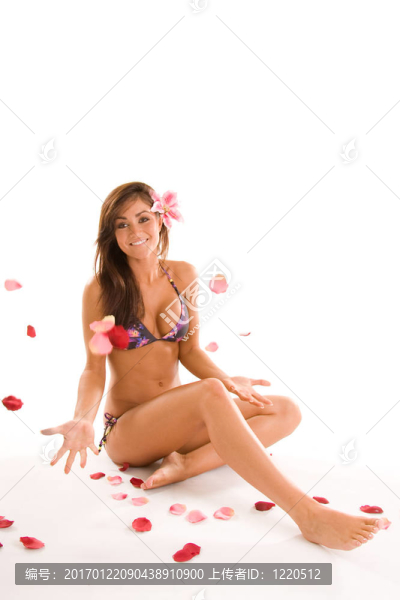 在泳裝的年輕女子