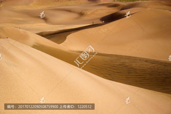 人們?cè)谏城鹕闲凶? title=