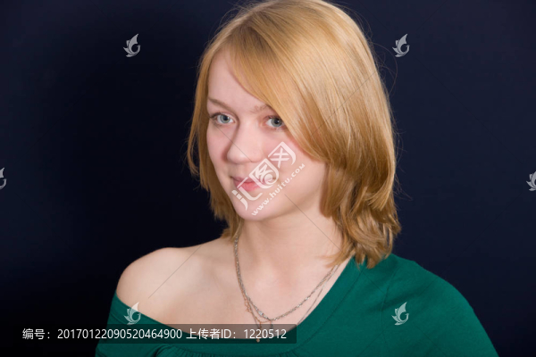 年輕漂亮的金發(fā)女郎