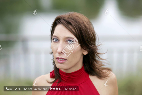 爆頭的女人肖像