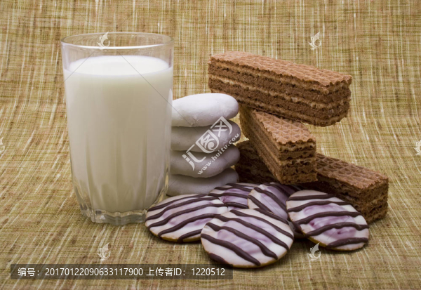 餅干和蛋糕和牛奶