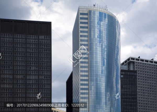 藍色天空下的現(xiàn)代玻璃建筑的城市景觀