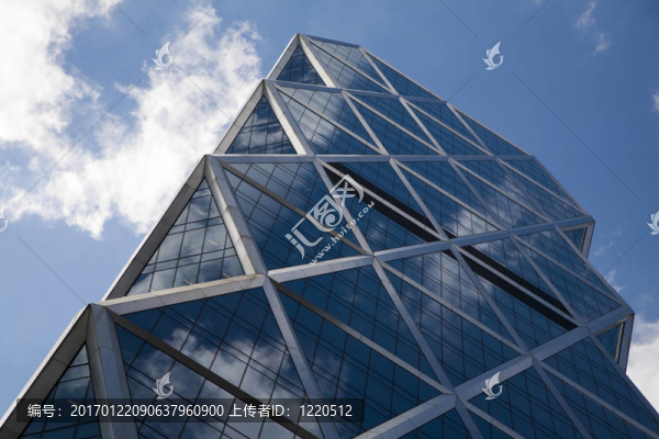 藍(lán)色天空下的現(xiàn)代玻璃建筑的城市景觀