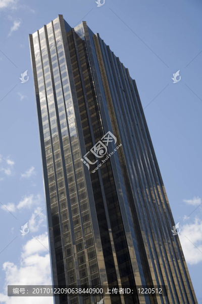 藍(lán)色天空下的現(xiàn)代玻璃建筑的城市景觀