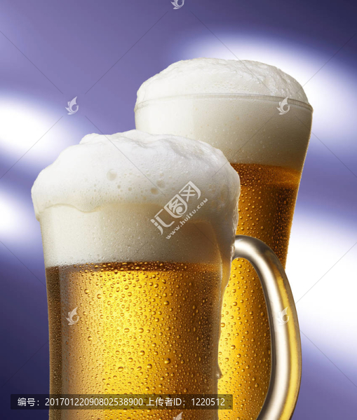 杯子和玻璃上的啤酒
