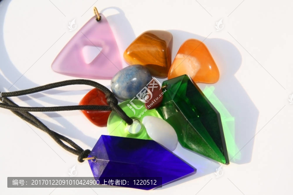 白色的石頭和水晶