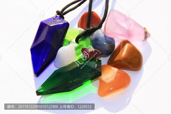 白色的水晶和石頭