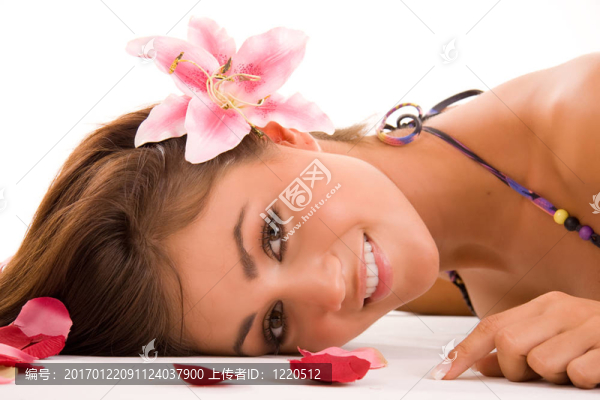 在泳裝的年輕女子