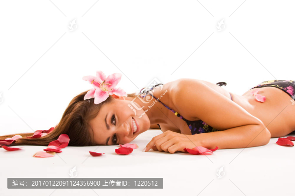 在泳裝的年輕女子