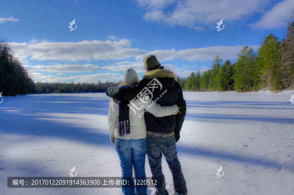 一對夫婦在阿爾貢金帕克俯瞰雪場。