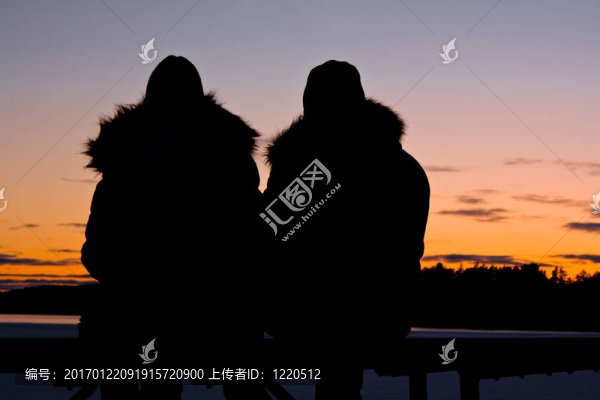 一對(duì)夫婦看夕陽(yáng)的剪影