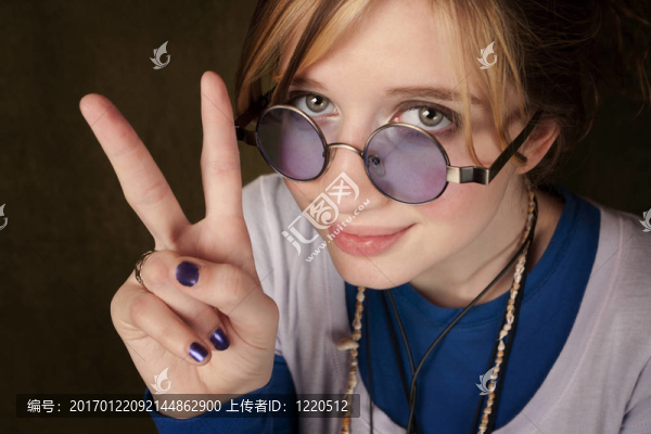 使和平的女孩歌唱