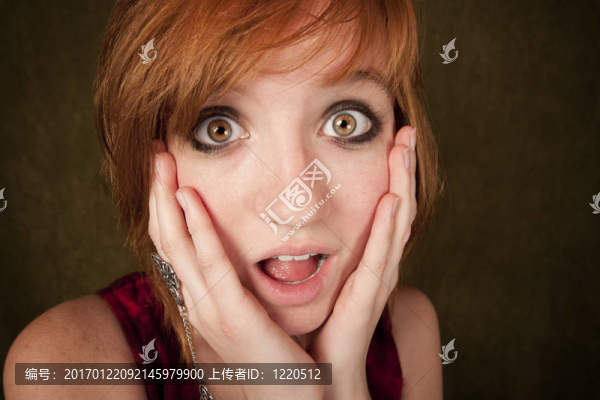 綠色背景下的年輕女孩