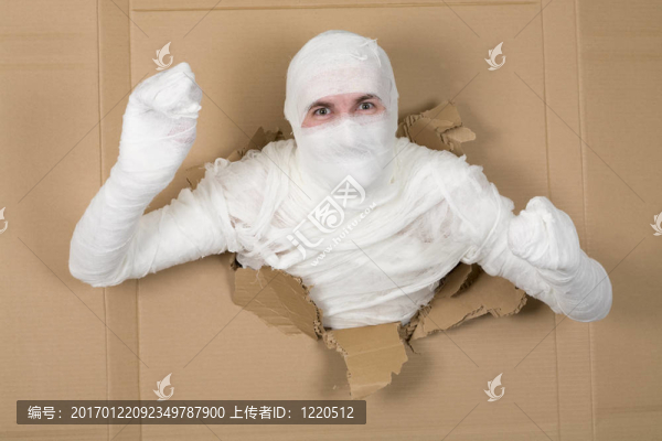 男人在服裝木乃伊