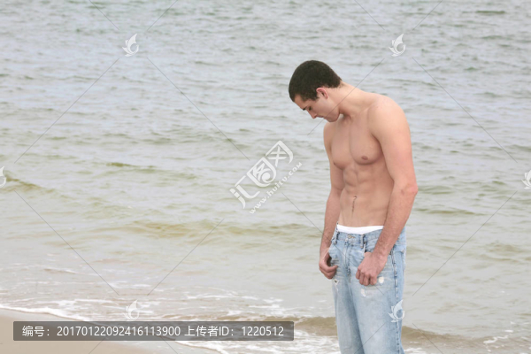 運(yùn)動上裝的家伙在沙灘上