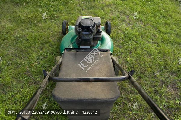 推著割草機(jī)