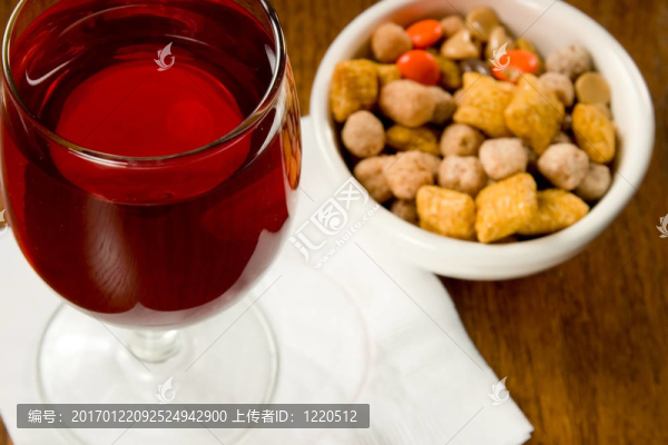 酒吧上的酒杯
