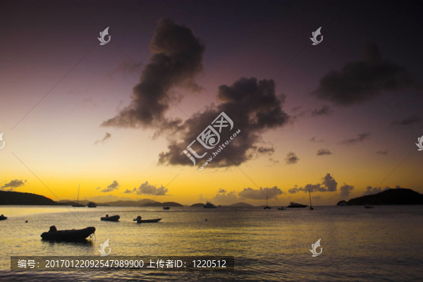 靠近岸邊的船