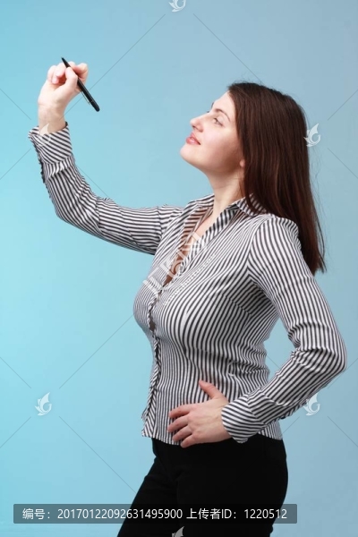 女人用鋼筆在空中寫字。