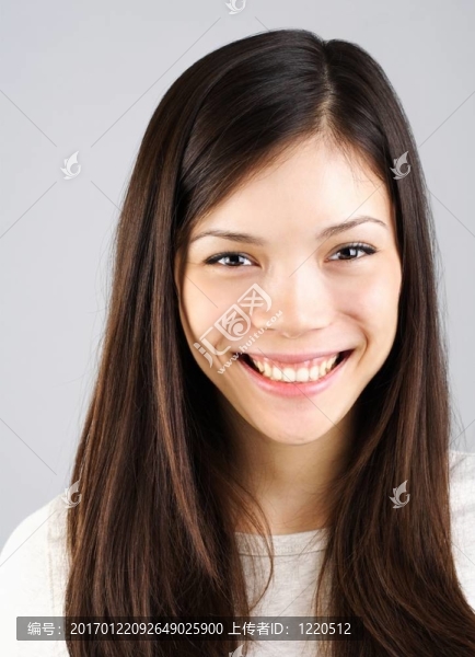 年輕女子微笑著