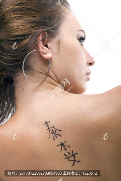 年輕女子背上的紋身。分離