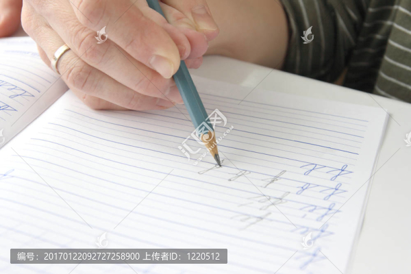 小男孩試著寫第一封信