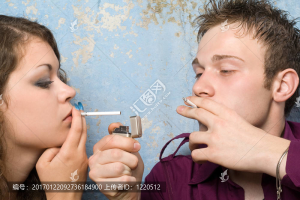年輕夫婦的香煙和打火機2