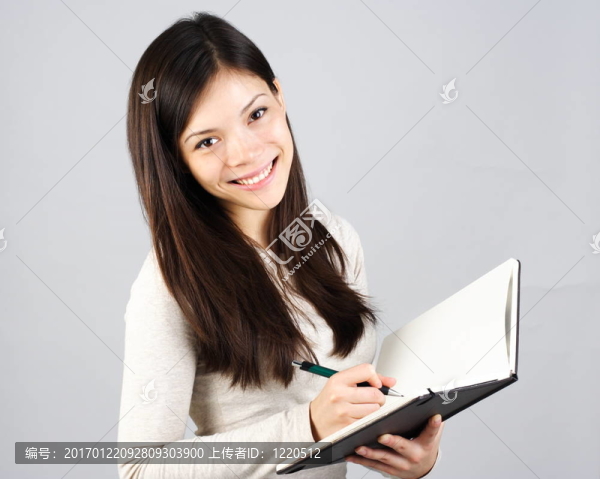 女孩在筆記本上的寫作