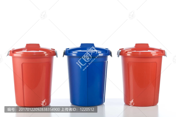 三個白色背景的塑料鼓