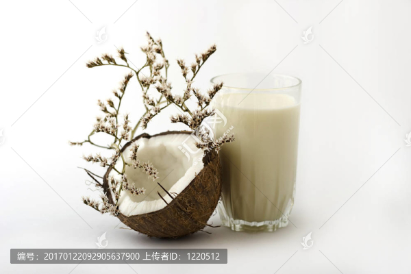 牛奶和椰子杯