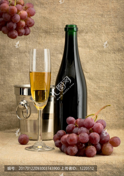香檳酒瓶；葡萄與桶