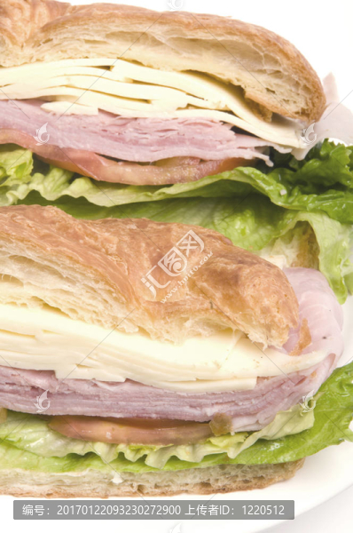 美味的火腿瑞士奶酪三明治面包牛角包